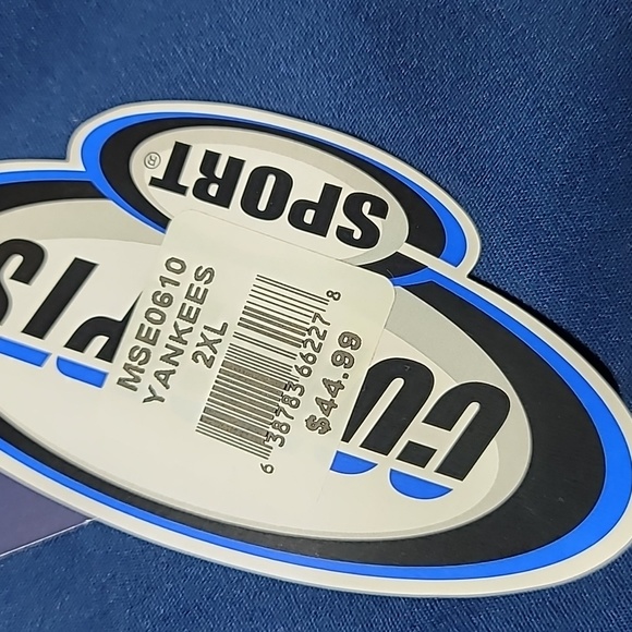 SELLING 3 MEDICAL SCRUB YANKEES TOPS AS A BUNDLE SIZE XXL - Picture 3 of 8